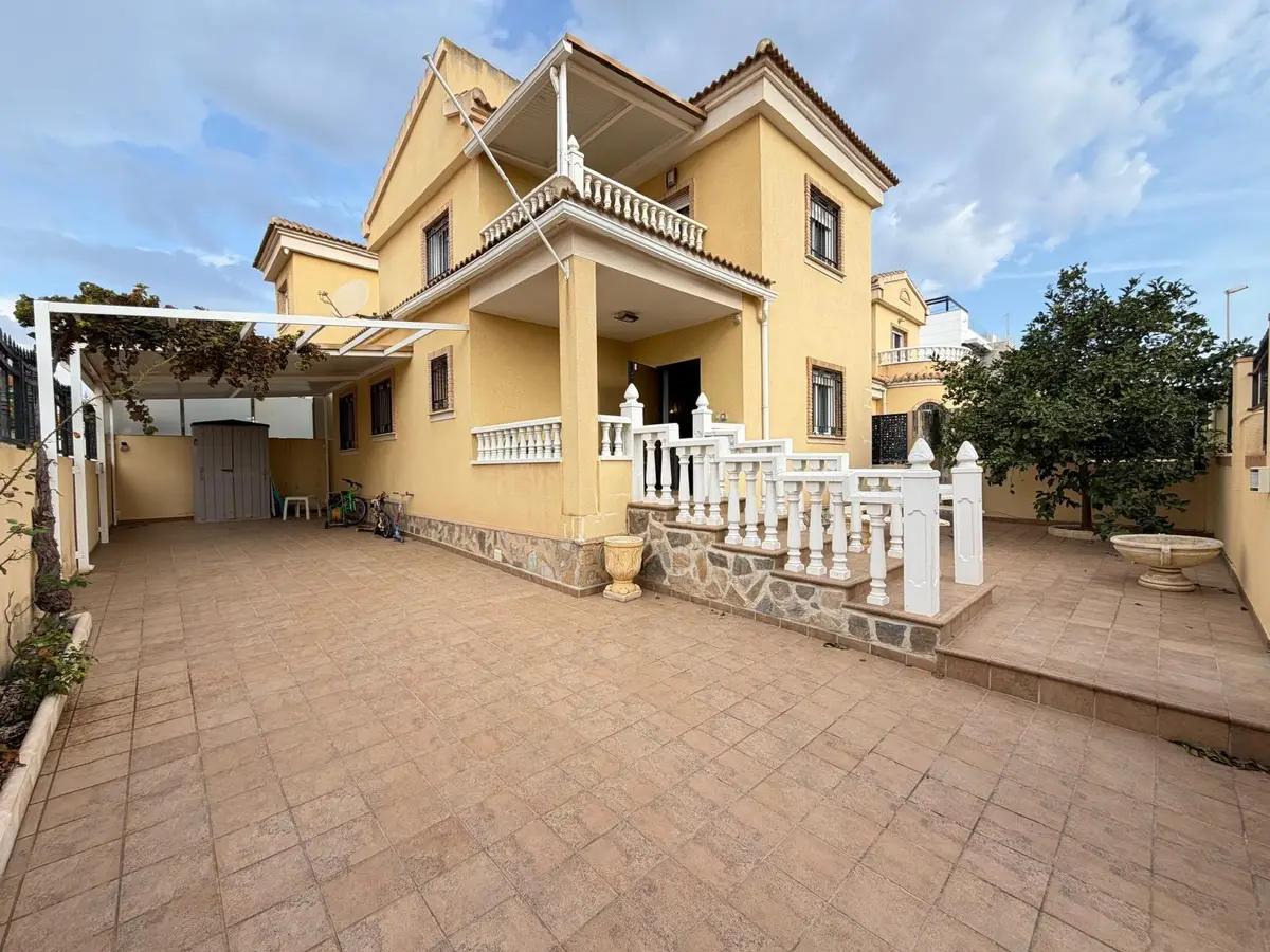Villa with 4 bedrooms in Orihuela Costa, Alicante, €380,000