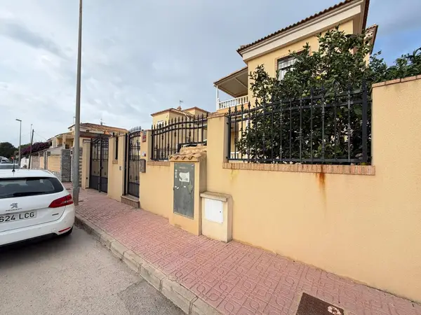 Villa with 4 bedrooms in Orihuela Costa, Alicante, €380,000 — photo 2