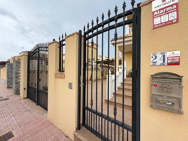 Villa with 4 bedrooms in Orihuela Costa, Alicante, €380,000 — photo 3