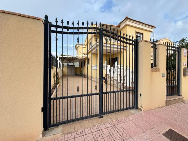 Villa with 4 bedrooms in Orihuela Costa, Alicante, €380,000 — photo 4