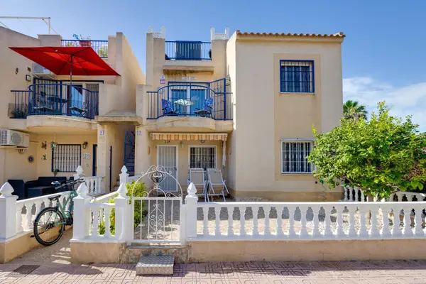Bungalow with 2 bedrooms in Torrevieja, Alicante, €135,000 — photo 2