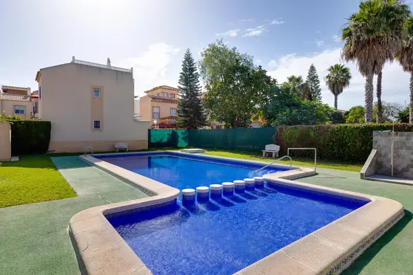 Bungalow with 2 bedrooms in Torrevieja, Alicante, €135,000 — photo 3
