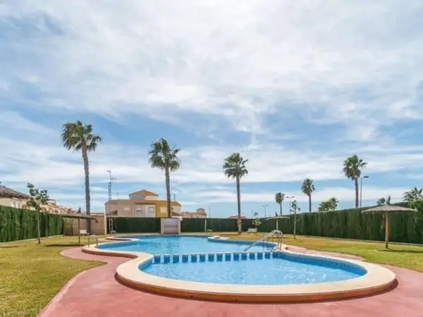 Bungalow with 2 bedrooms in Torrevieja, Alicante, €168,000 — photo 2