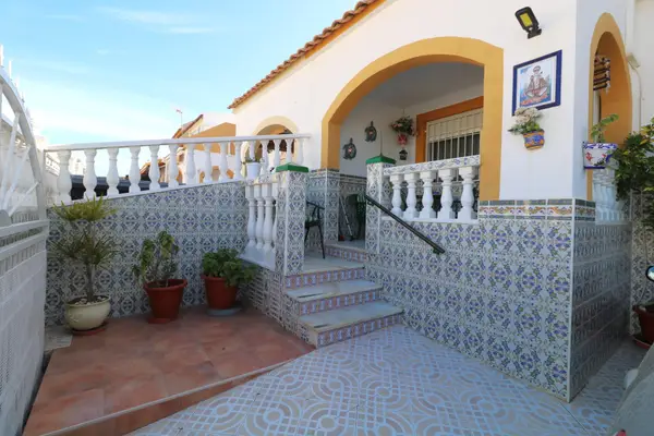 Bungalow with 2 bedrooms in Torrevieja, Alicante, €168,000 — photo 3