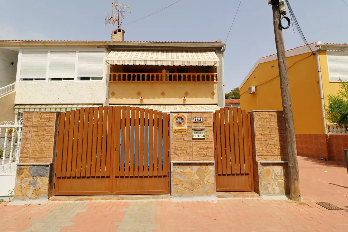 Townhouse with 3 bedrooms in Torrevieja, Alicante, €235,000