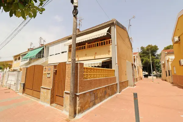 Townhouse with 3 bedrooms in Torrevieja, Alicante, €235,000 — photo 2