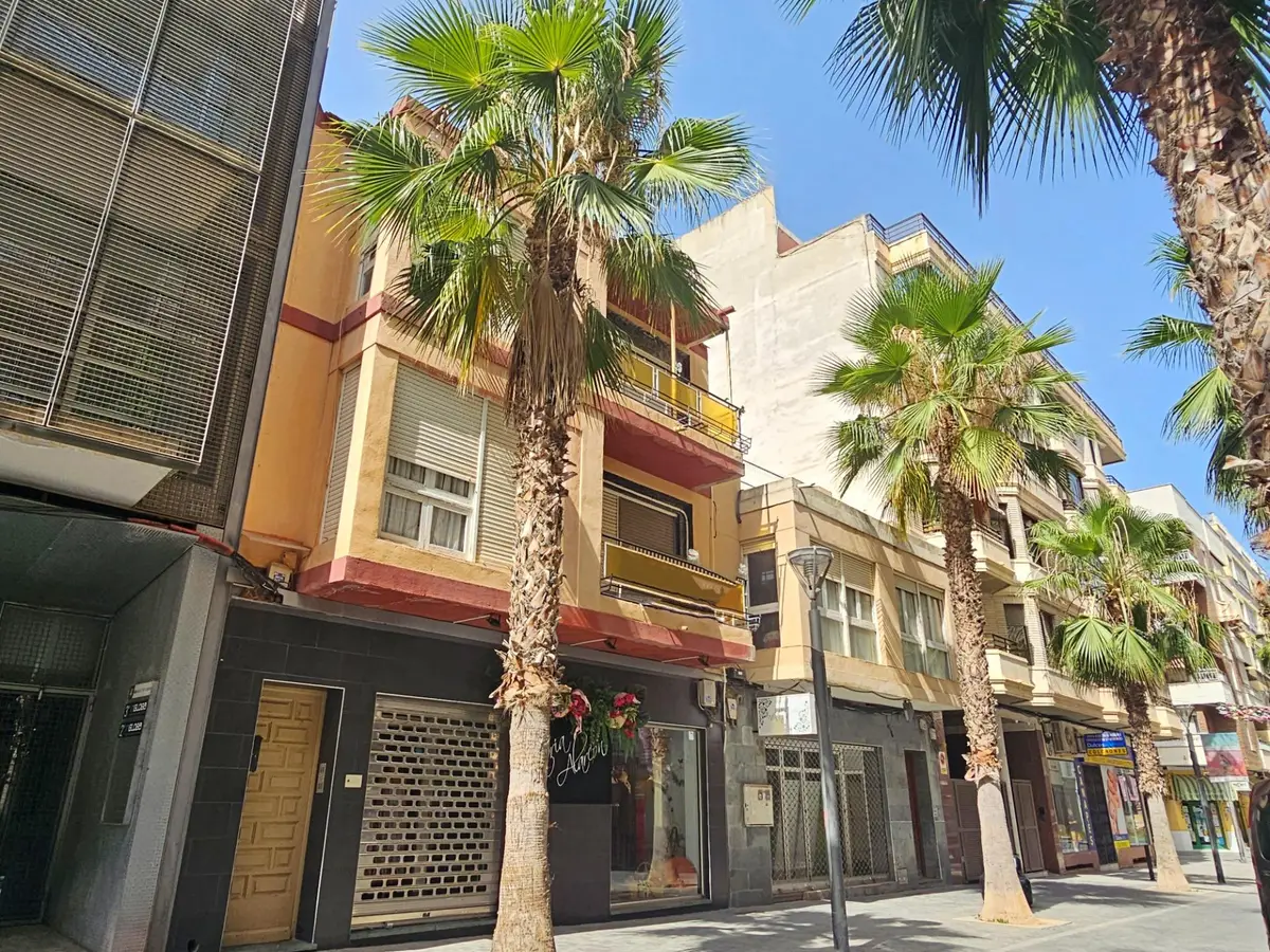 Commercial with 7 bedrooms in Torrevieja, Alicante, €529,900