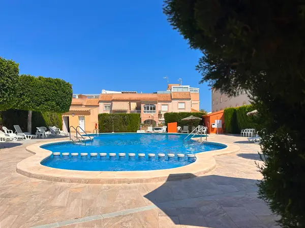 Bungalow with 2 bedrooms in Torrevieja, Alicante, €154,950 — photo 2