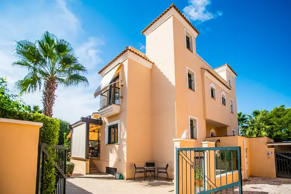Villa with 4 bedrooms in Torrevieja, Alicante, €310,000 — photo 2