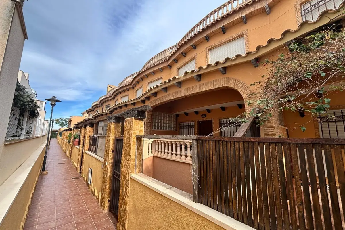 Townhouse with 5 bedrooms in Guardamar del Segura, Alicante, €199,995
