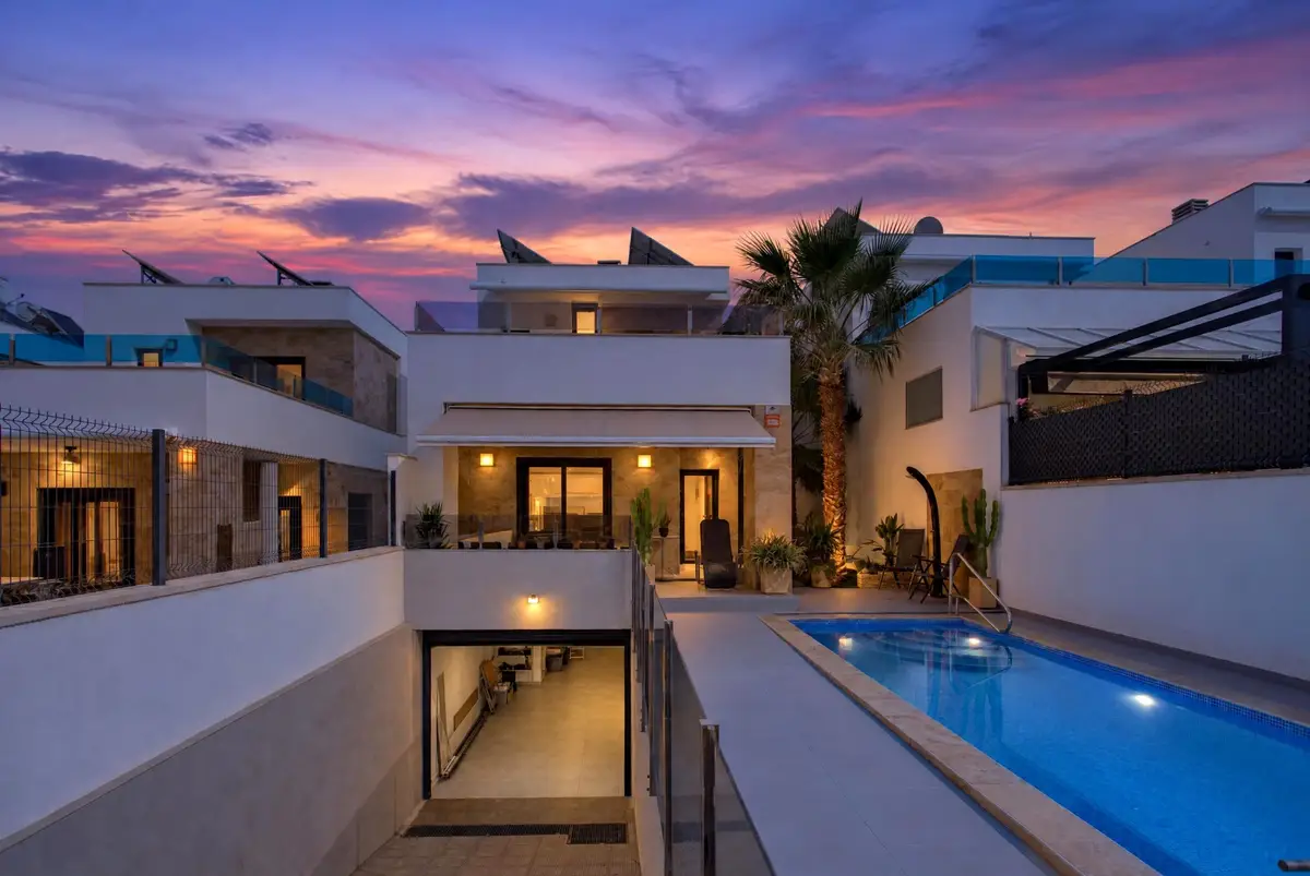 Villa with 3 bedrooms in Bigastro, Alicante, €384,000