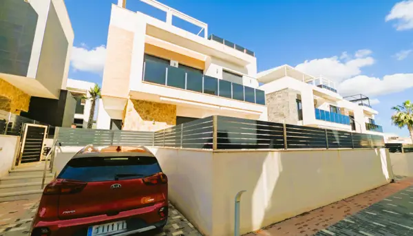 Villa with 4 bedrooms in Cabo Roig, Alicante, €499,950 — photo 2