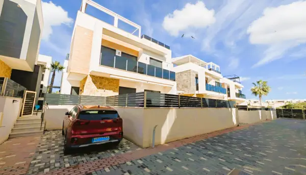 Villa with 4 bedrooms in Cabo Roig, Alicante, €499,950 — photo 3