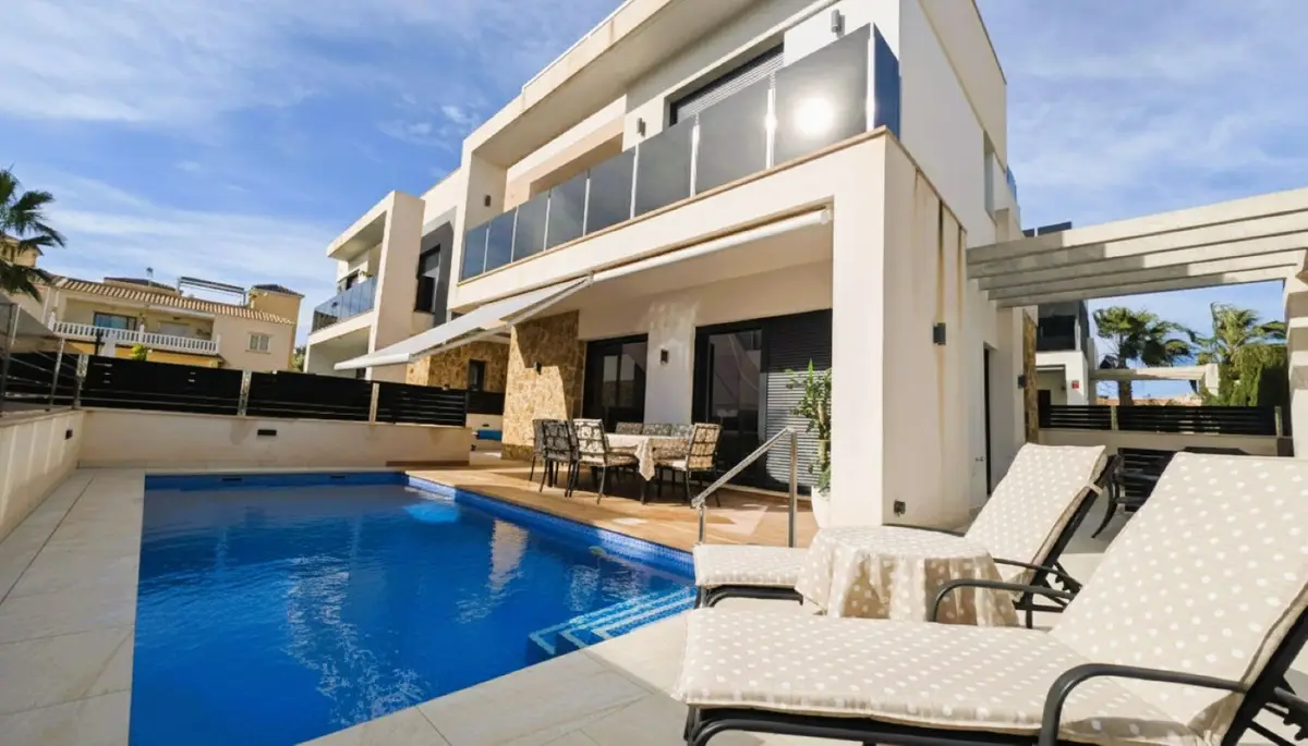 Villa with 4 bedrooms in Cabo Roig, Alicante, €499,950