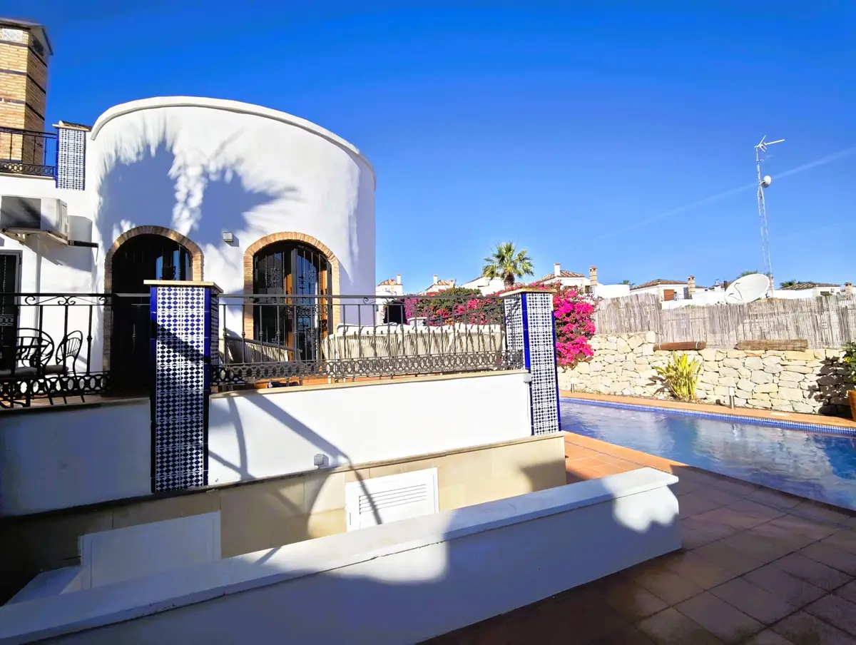 Villa with 4 bedrooms in Algorfa, Alicante, €449,995