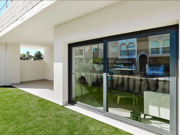 Bungalow with 2 bedrooms in Torrevieja, Alicante, €380,000 — photo 2