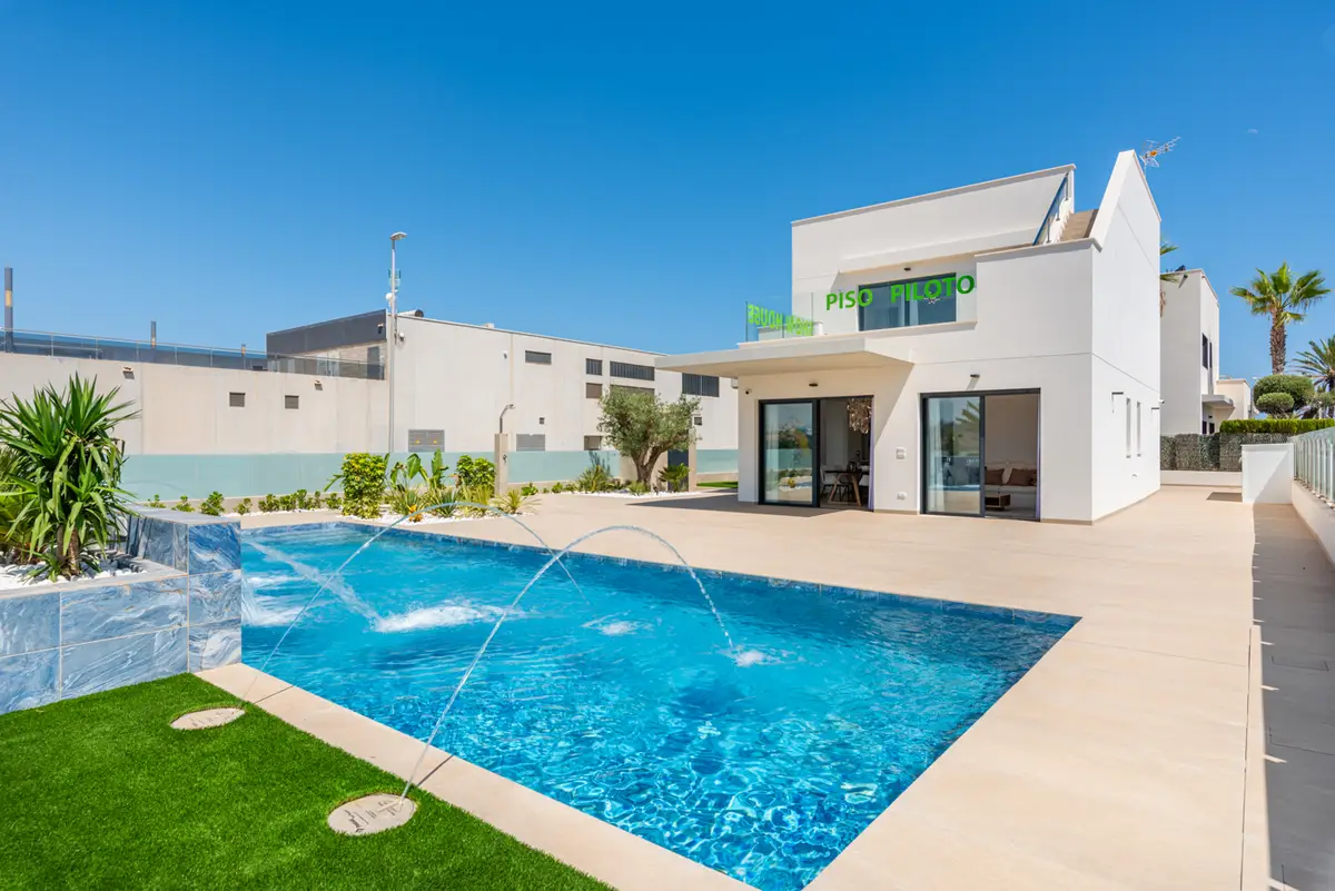 Villa with 3 bedrooms in Dehesa de Campoamor, Alicante, €995,000