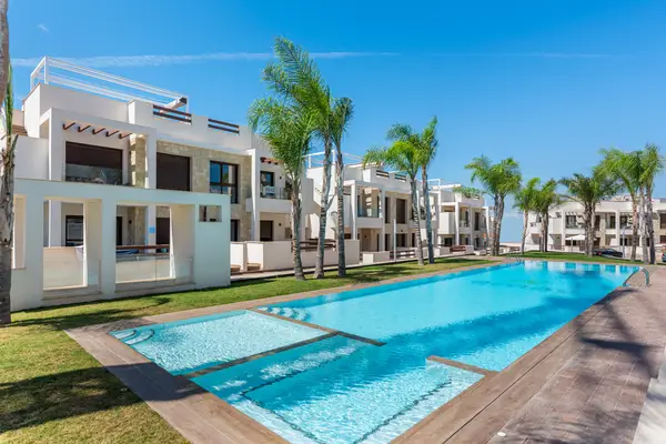 Bungalow with 3 bedrooms in Torrevieja, Alicante, €310,000 — photo 2