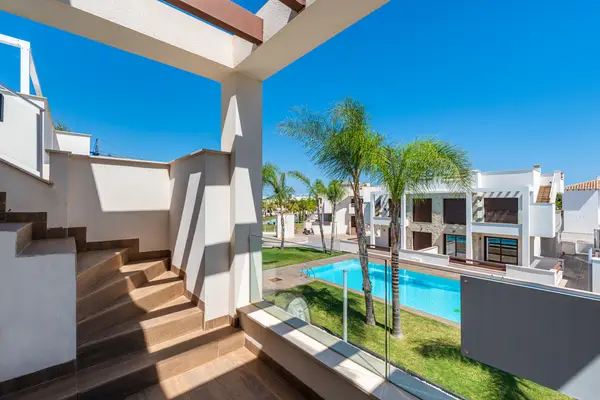Bungalow with 3 bedrooms in Torrevieja, Alicante, €305,000 — photo 2