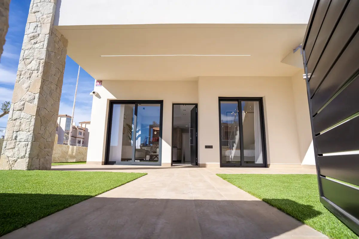 Bungalow with 2 bedrooms in Pilar de la Horadada, Alicante, €355,000