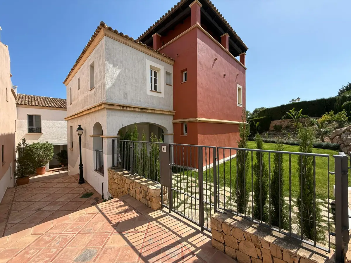 Townhouse with 5 bedrooms in Golf Badia, Alicante, €895,000