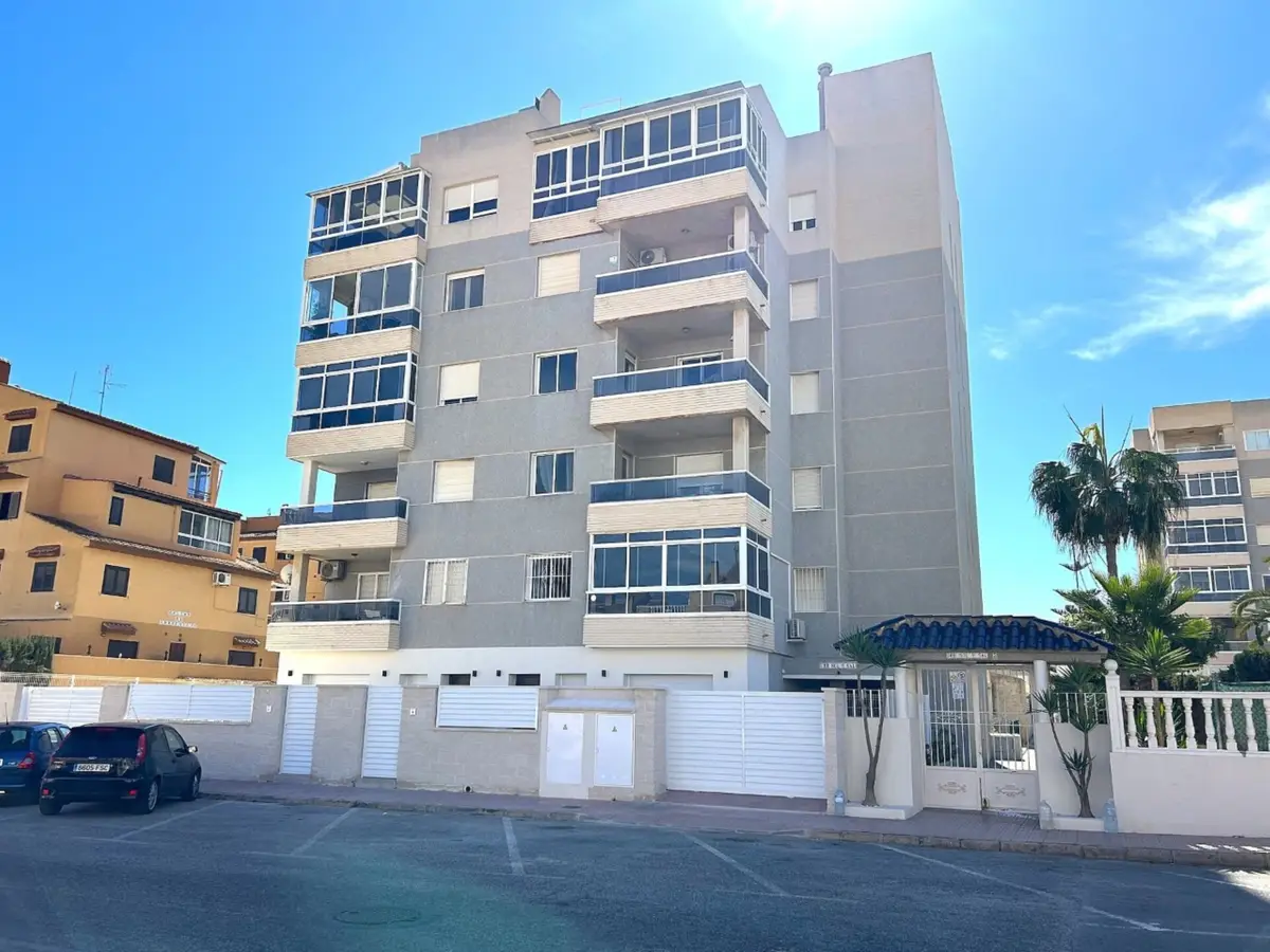 Apartment with 3 bedrooms in Torrevieja, Alicante, €370,000