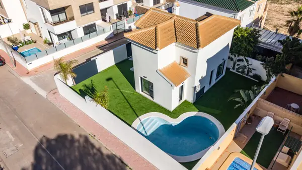Villa with 3 bedrooms in Orihuela Costa, Alicante, €590,000 — photo 2