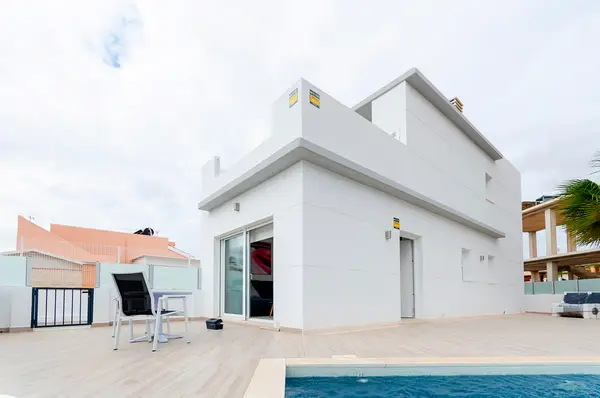 Detached with 3 bedrooms in Torrevieja, Alicante, €424,000 — photo 2