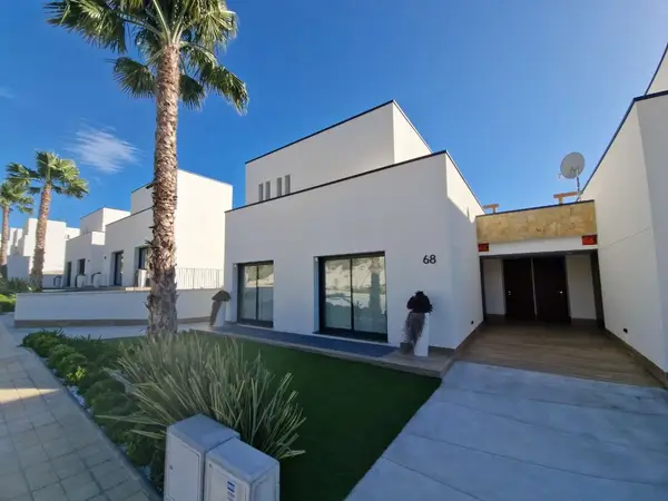 Villa with 3 bedrooms, €795,000 — photo 2