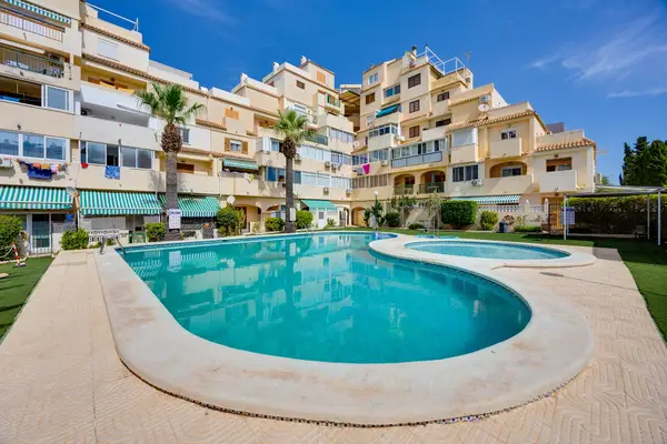 Apartment with 1 bedroom in Torrevieja, Alicante, €135,000 — photo 2