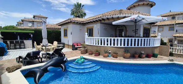 Villa with 4 bedrooms in Villamartín, Alicante, €389,995 — photo 2