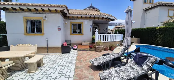 Villa with 4 bedrooms in Villamartín, Alicante, €389,995 — photo 3