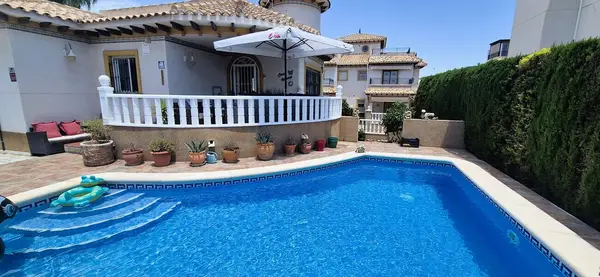 Villa with 4 bedrooms in Orihuela Costa, Alicante, €389,995 — photo 3