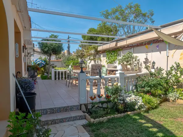 Villa with 3 bedrooms in Torrevieja, Alicante, €675,000 — photo 2