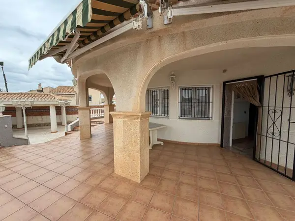 Villa with 5 bedrooms in Playa Flamenca, Alicante, €650,000 — photo 4
