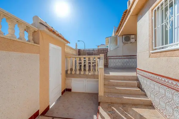 Bungalow with 2 bedrooms in Torrevieja, Alicante, €187,500 — photo 2