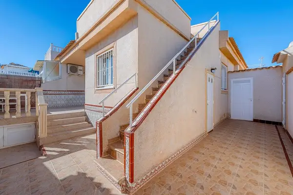 Bungalow with 2 bedrooms in Torrevieja, Alicante, €187,500 — photo 3
