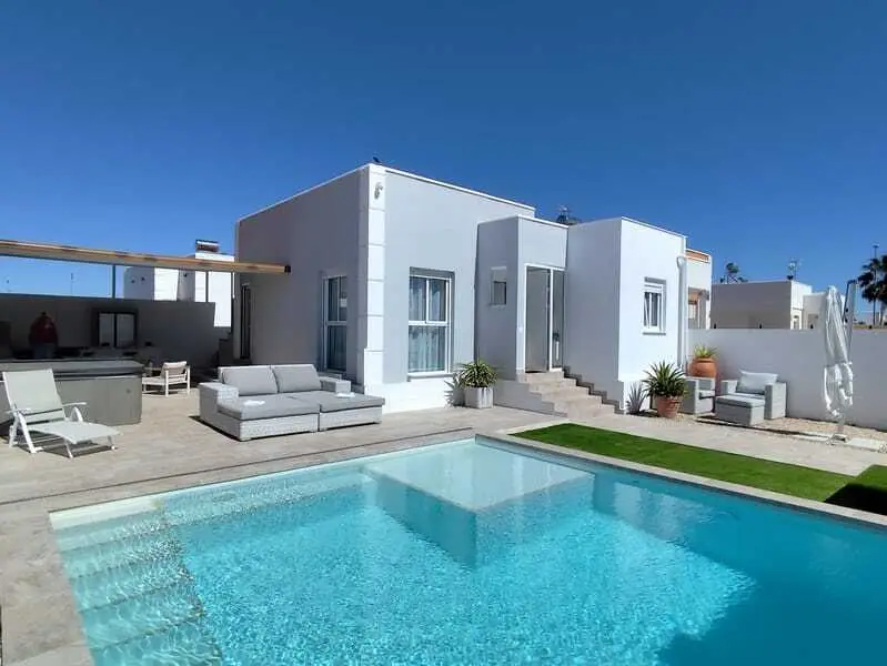 Villa with 2 bedrooms in Sierra Golf, Murcia, €229,500