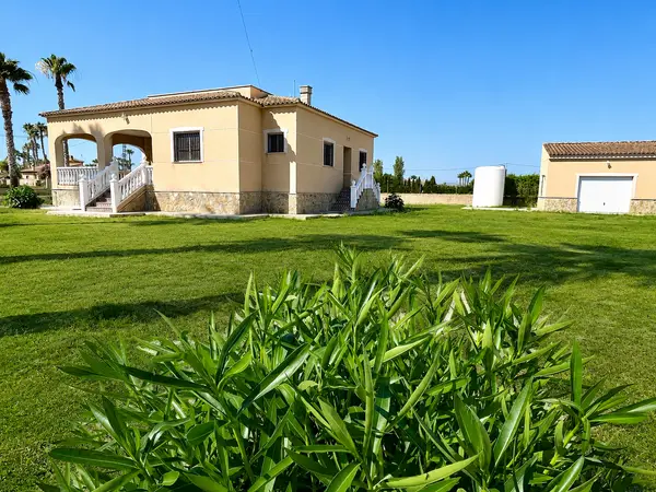 Villa with 4 bedrooms in Catral, Alicante, €630,000 — photo 2